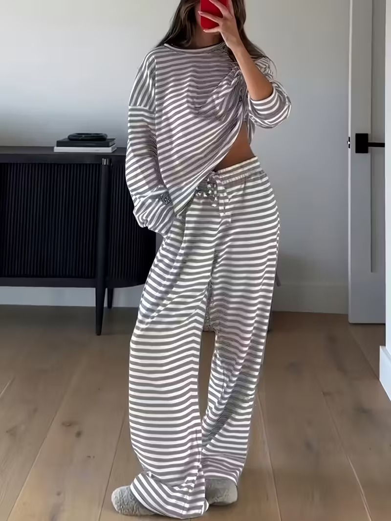 T-Shirts - طقم نسائي جديد لخريف وشتاء 2026،