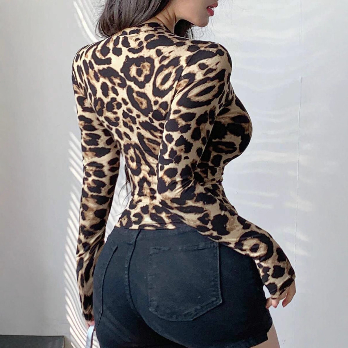 جاكيت نسائي قصير بطبعة جلد الف - مراجعة Jackets وسعره